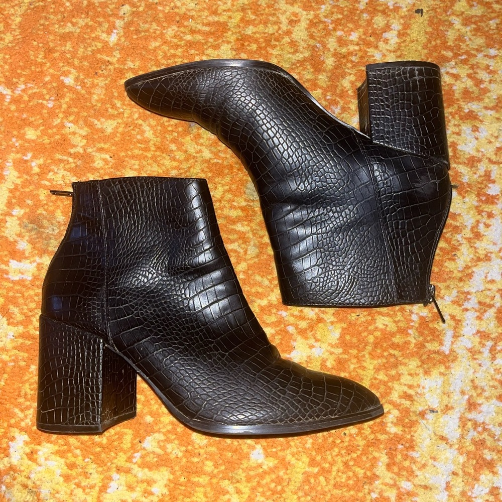 STEVE MADDEN Black Booties